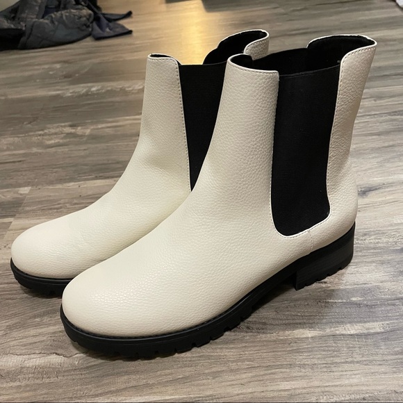 NWOT BC Footwear In the Cards Chelsea Boots - Picture 4 of 7